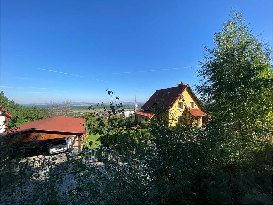 Dom z panoramicznym widokiem przy lesie