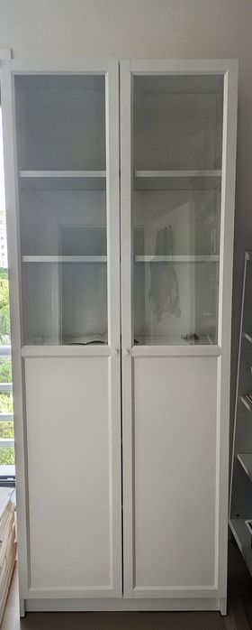 Estante IKEA branca (BILLY/OXBERG) com portas de vidro