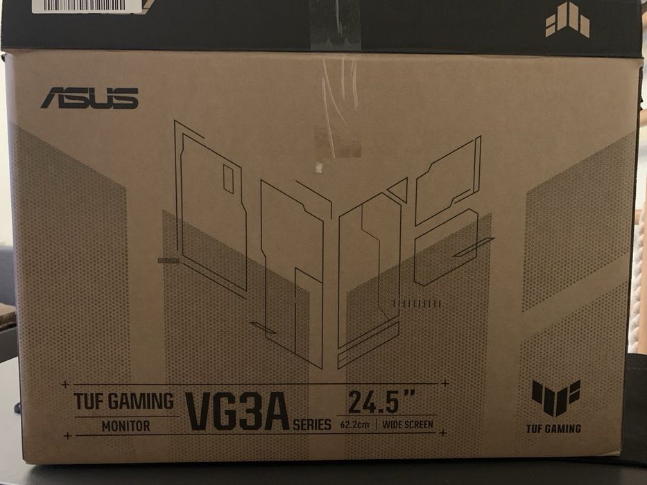 Монитор для компьютера и клавиатура