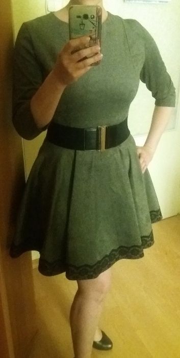 Szara sukienka z koronką