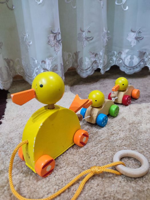 Продам деревянную игрушку каталку уточки
