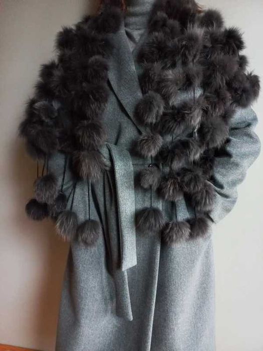 Szal z futerkowymi pomponami z lisa