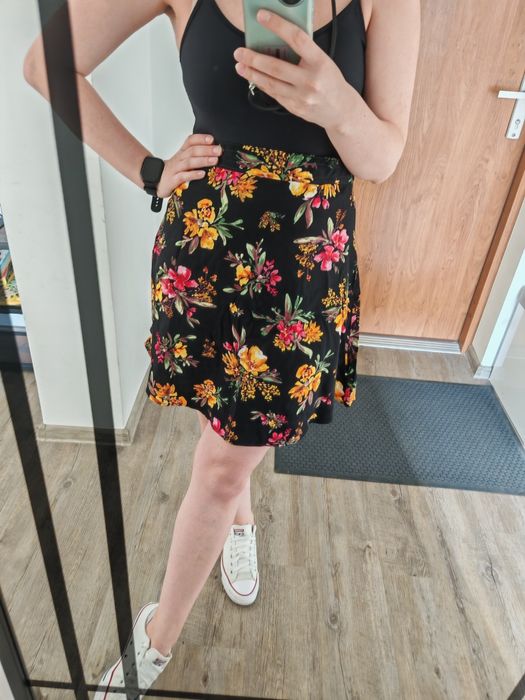 Czarna spódnica w motywem kwiatowym zapinana na zamek