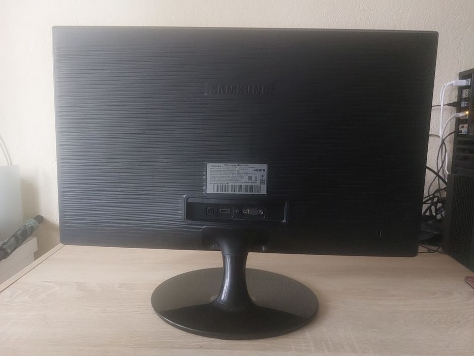монитор Samsung S24D300