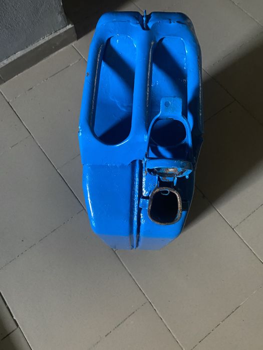 Продам канистру 20л каністру
