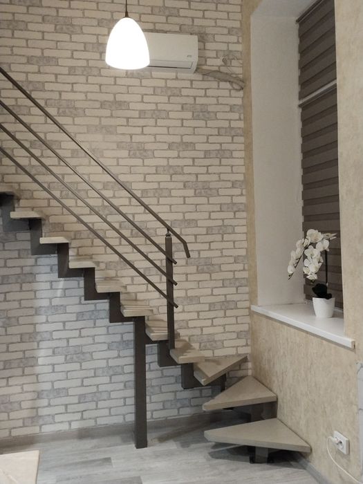 Сдам посуточно,подобово Двухуровневую  студію на левом березі район 9-