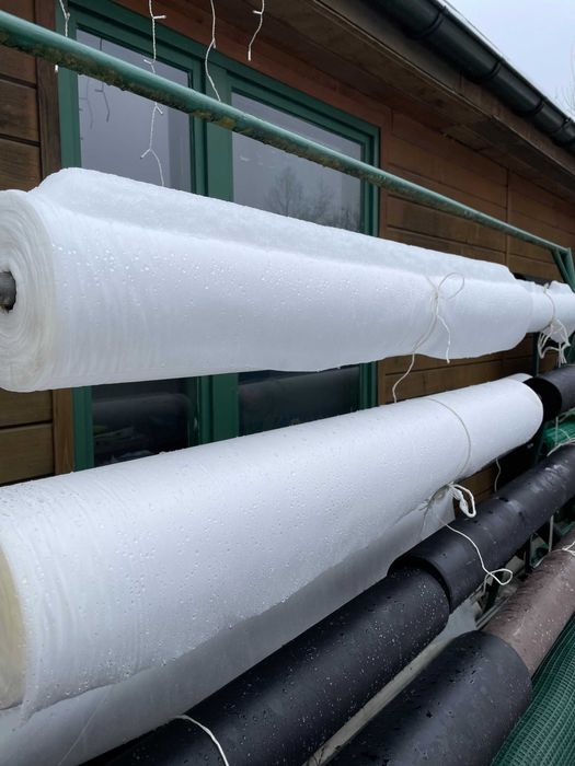 Agrowłóknina ogrodowa UV grubość 100g czarna i biała -ochrona na zimę