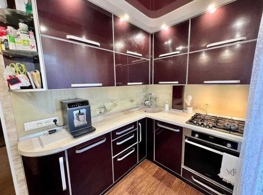 Здається трикімнатна у Слов'янську, центр.