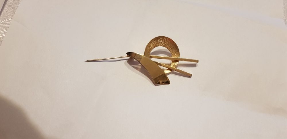 Piękna i unikatowa broszka w kolorze złotym .