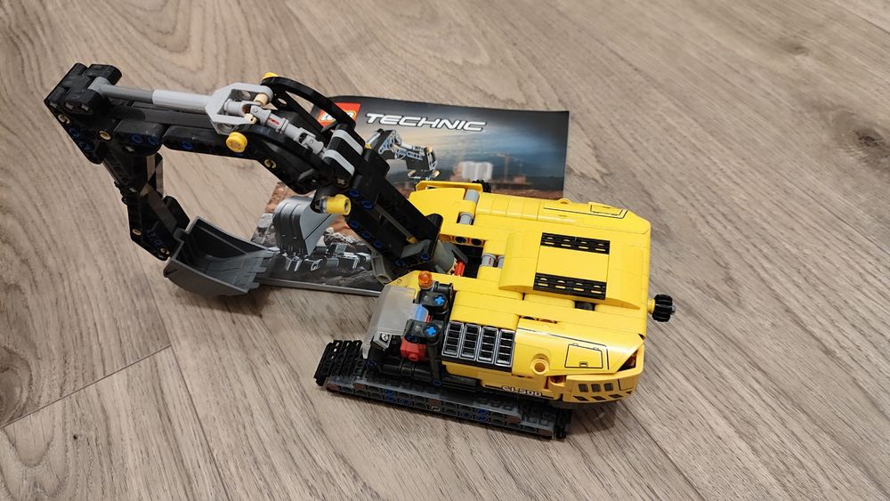 LEGO Technic Wytrzymała koparka 42121