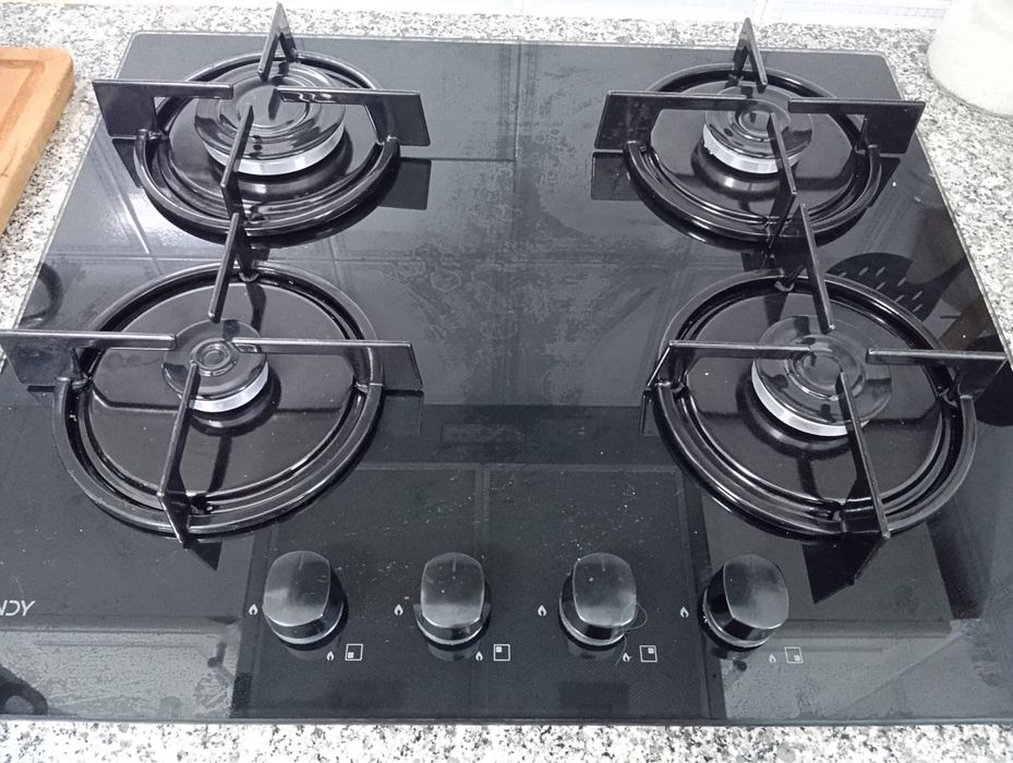 Placa a  gas natural, em vidro preto