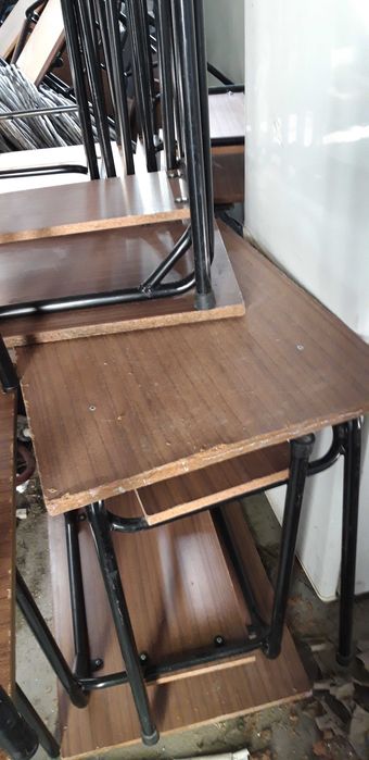 Cadeiras, bancos e secretarias de escola