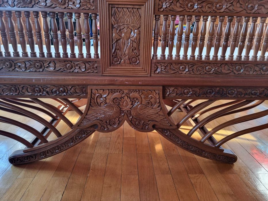 Zabytkowa sofa z drewna tekowego.
