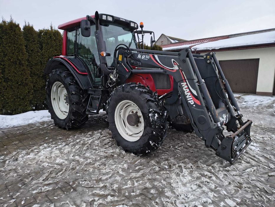 Valtra N101 z tuzem i ladowaczem