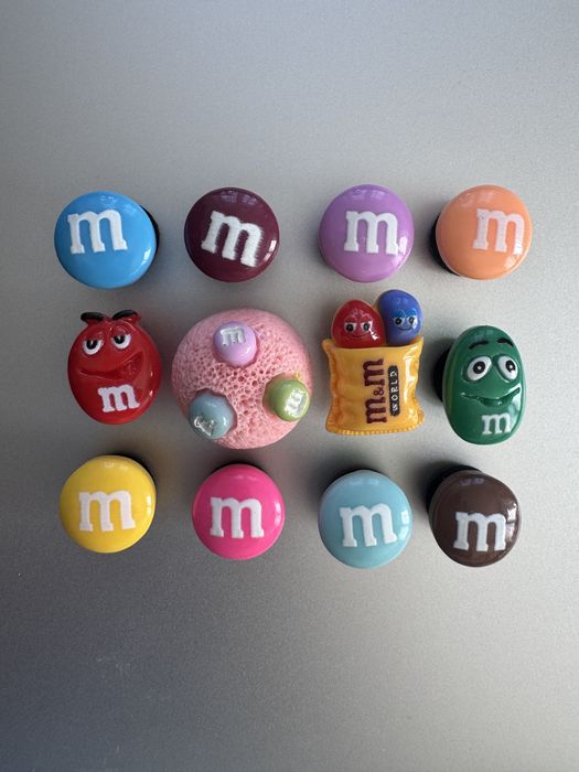Charms M&M przypinki nowe 12 sztuk