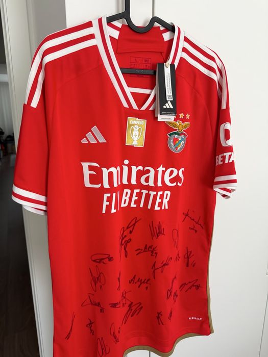 Camisola oficial do SL Benfica da época 23/24 autografada
