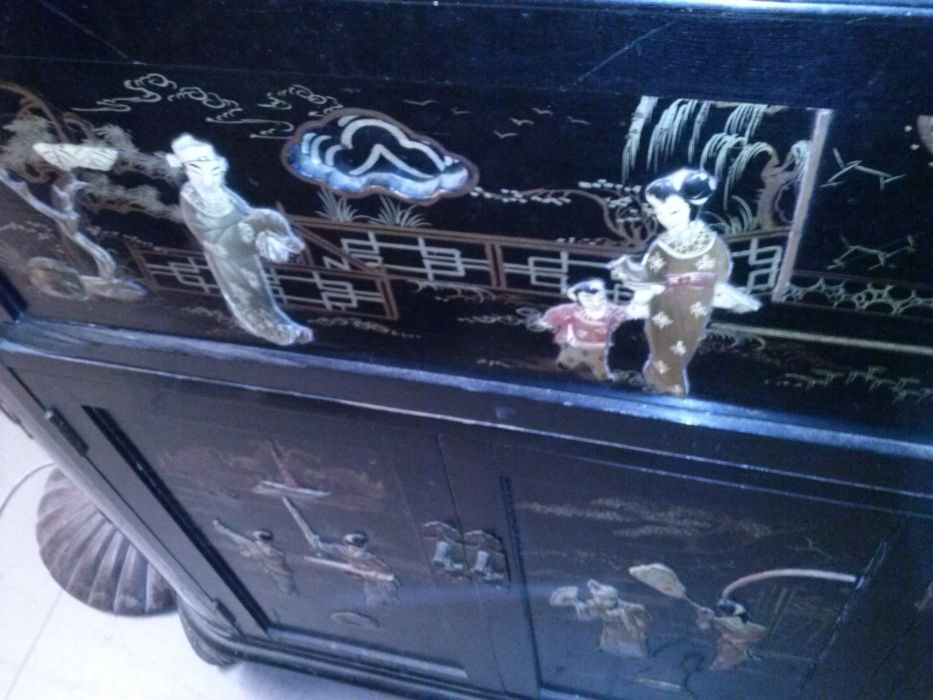 Móvel bar chinês e Mesa c/4 bancos