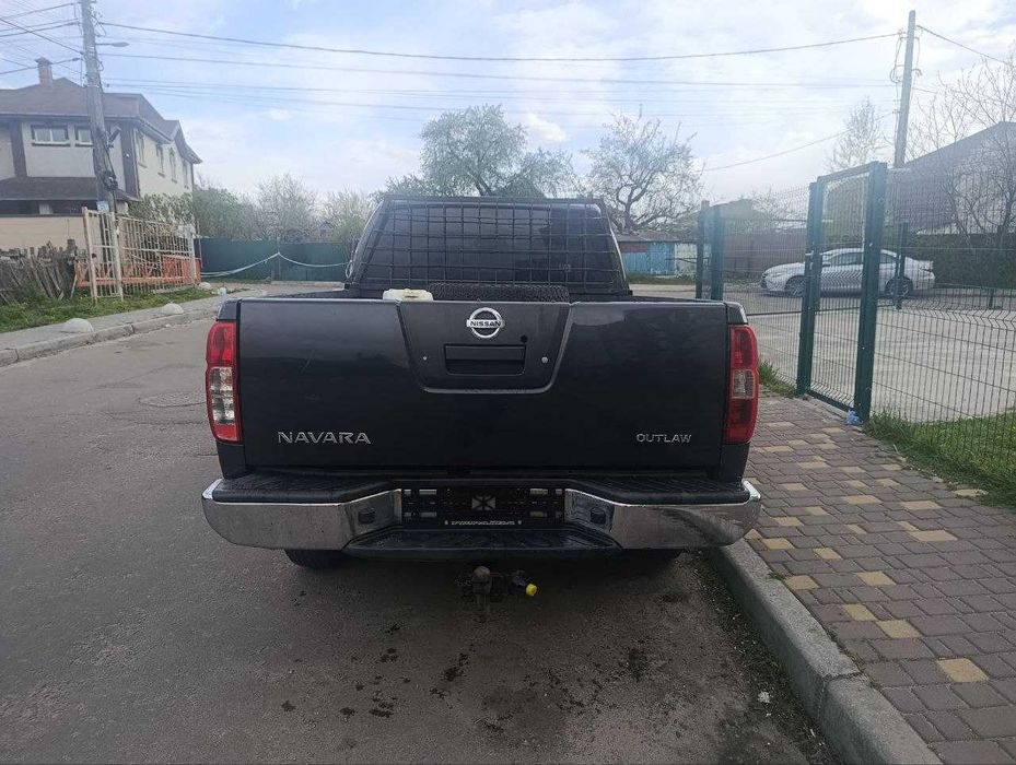 Справний позашляховик на бойовому ходу