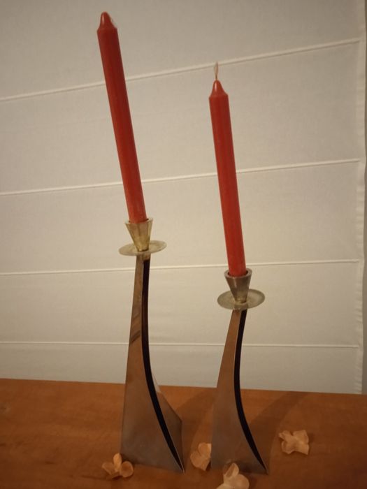 Vendo castiçais com velas.