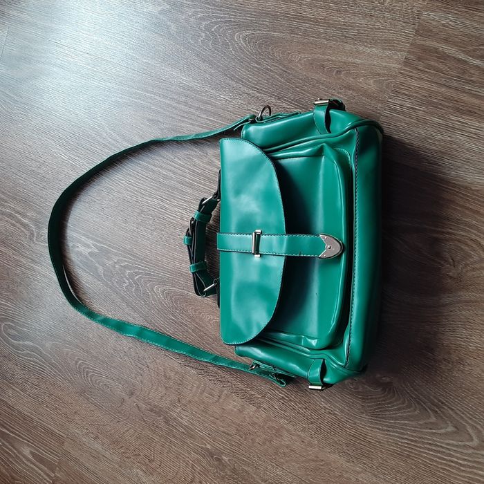 Zielona torebka listonoszka