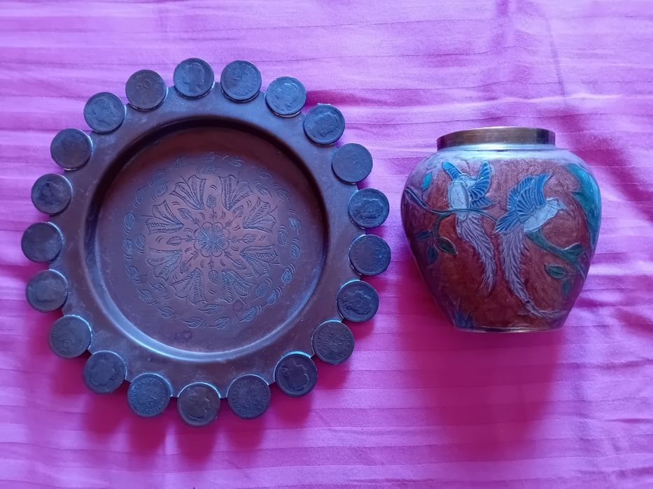 Peças em cobre, muito antigas, bandeja com moedas portuguesas antigas.