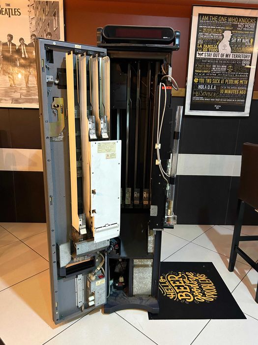 Máquina de tabaco 11 canais Goya Jofemar. notas e moedas