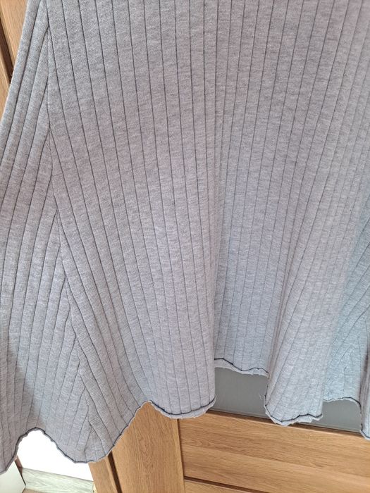 Sukienka sweterkowa prążkowana z odkrytymi ramionami 70% wiskoza midi