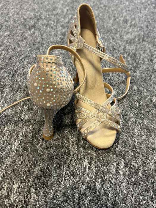 Szpilki z kryształkami idealne na Sylwestra