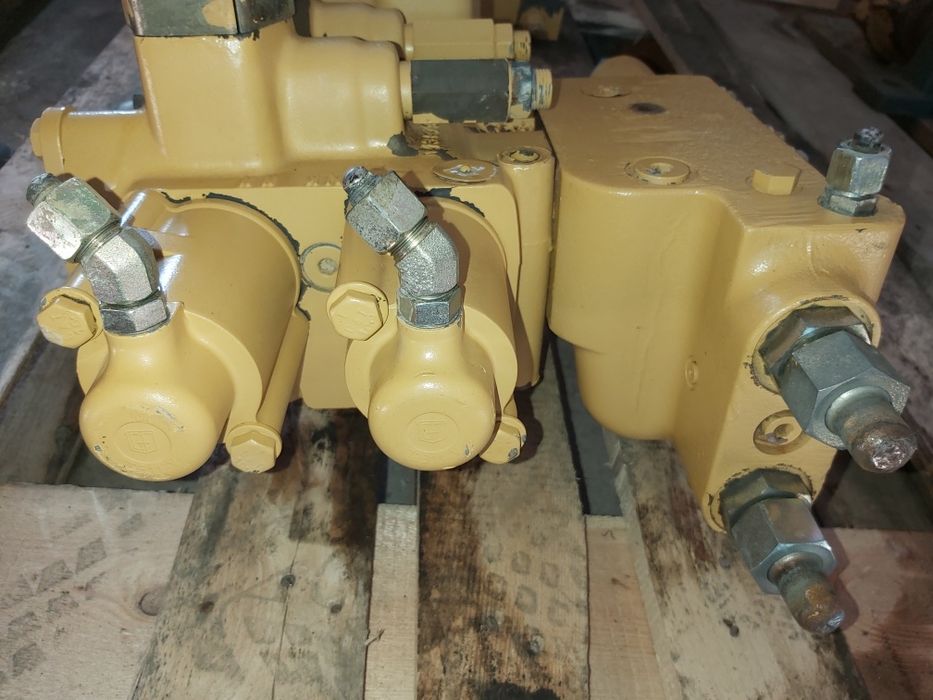 Rozdzielacz hydrauliczny ładowarka Cat 962 - części