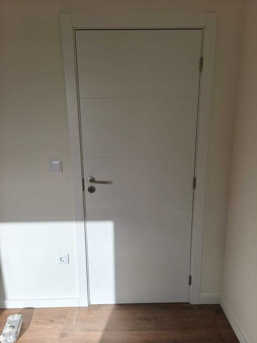 Aplicação/Instalação de portas e rodapés e piso vinílico