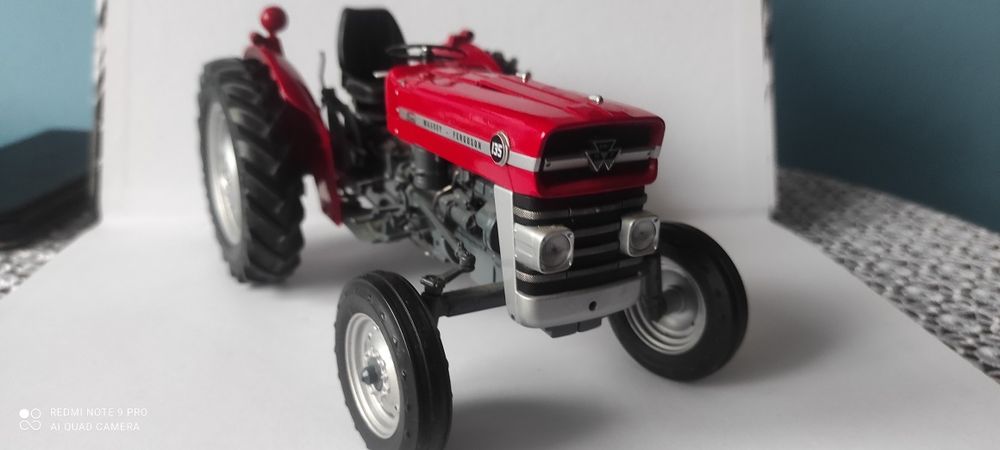 Model Universal Hobbies Massey Ferguson MF 135 skala 1 16
