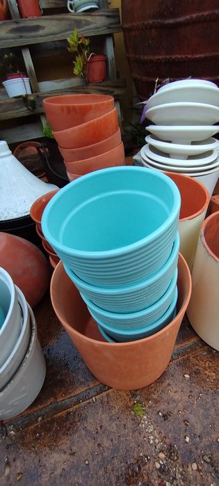 Vasos de barro e cerâmica