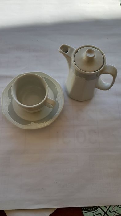 Chávena de café e cafeteira444522486259394560