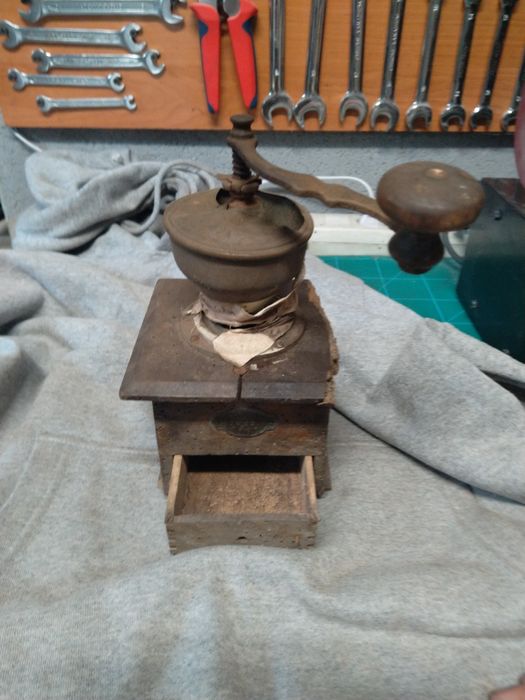 Stary drewniany młynek do kawy zabytek