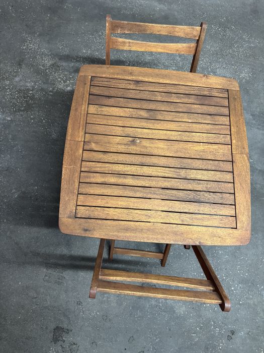 Mesa quadrada com cadeiras para exterior