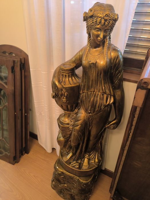 Estátua decorativa em metal