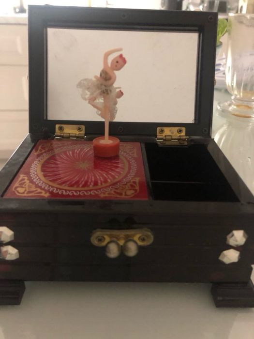 Szkatułka na biżuterię z pozytywką