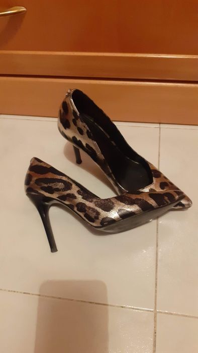 Sapatos Camel e preto tigreza ( Guess )