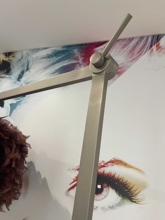 Candeeiro de Pé em alumínio com um design exclusivo