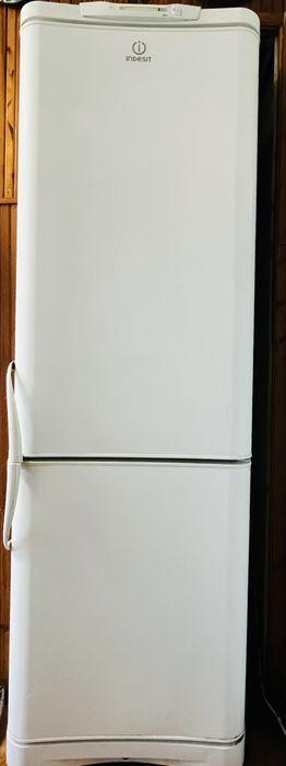 Продам Холодильник Indesit