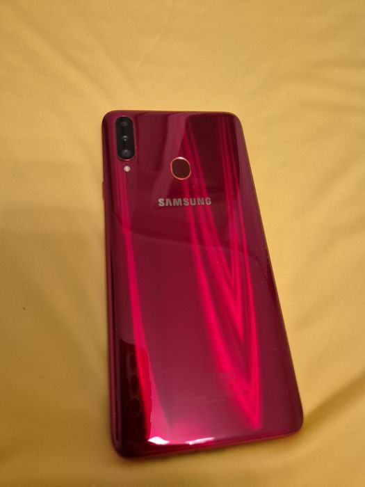 Телефон Samsung Galaxy A20s червоного кольору