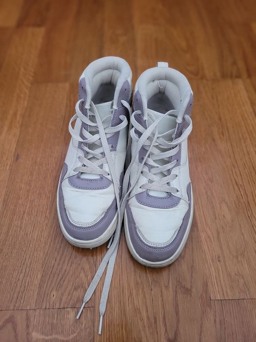 Téni bota lilás e branco