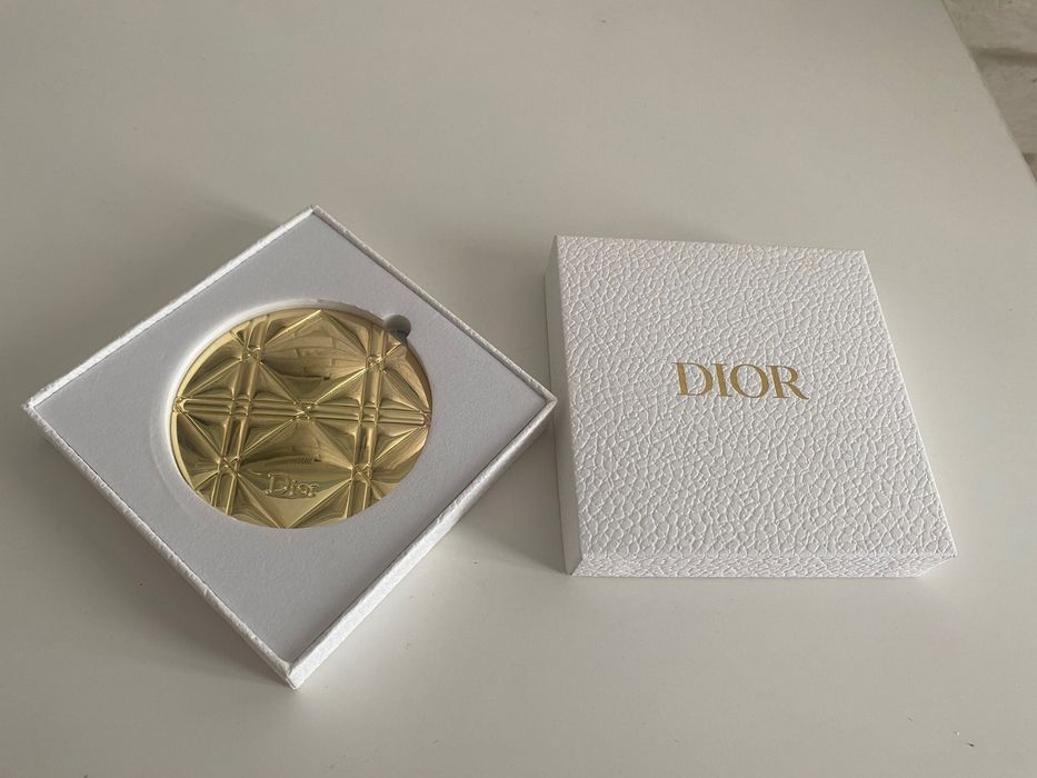 złote lusterko kieszonkowe Dior Beauty – Edycja limitowana w pudełku