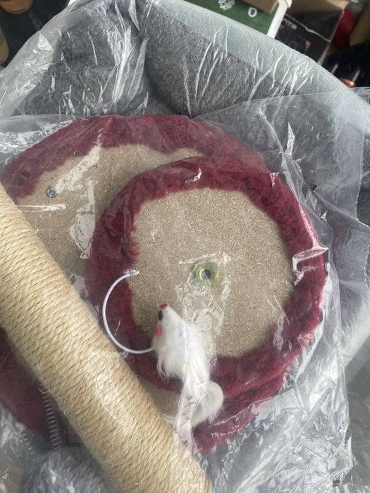 Продам гiгтеточку для кота та двi лежанкi.