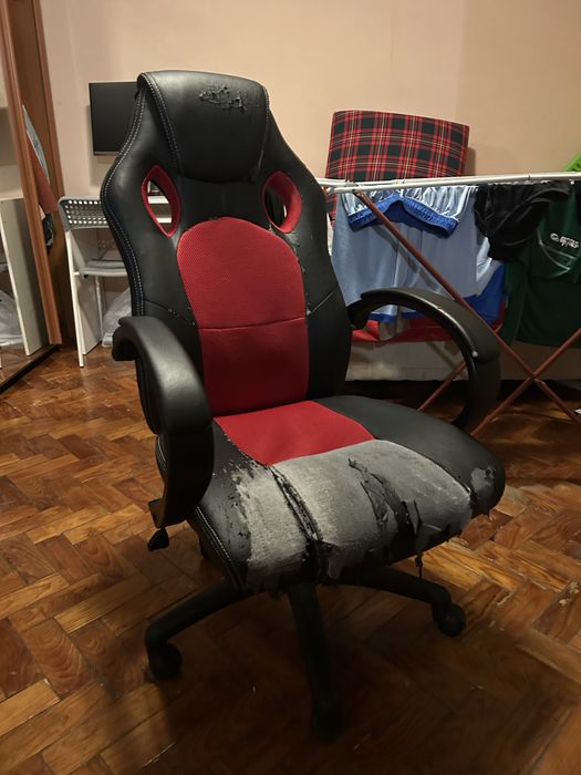 Cadeira gamer/secretária preta e vermelha – usada