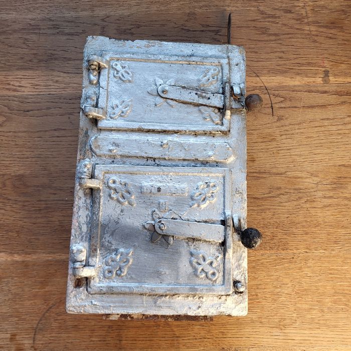 Metalowe drzwiczki do pieca kaflowego rzeźbone ⁸⁷