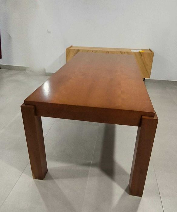 Conjunto de sala em madeira maciça de cerejeira. Mesa extensivel, estante e aparador/sapateira.