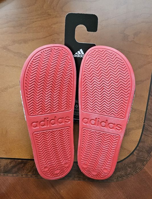 Шлепки, сандалии, сланцы Adidas оригинал, маломерят на пол размера, абсолютно новые.