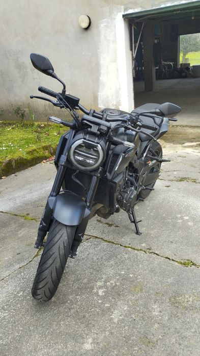 Honda CB 650 R Black Edition 2023 - Ótimo estado - 16.800 km - Extras