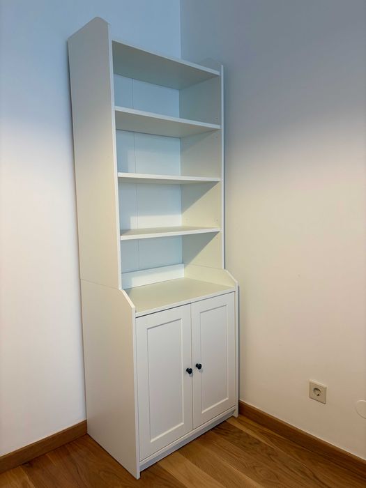 Estante branca com portas e prateleiras - IKEA HAUGA